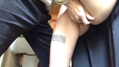 I-Squirt kwigumbi lokuhlambela lesikolo, i-orgasm enamagwebu yokwenyani - utitshala wam wenza konke okusemandleni akhe