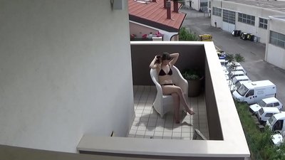 Ukuhlola umntu endihlala naye omncinci ephulula amaphambili ebalcony